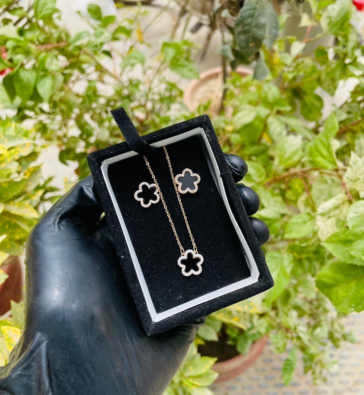 MAX Clover Pendant Necklace & Earrings Set