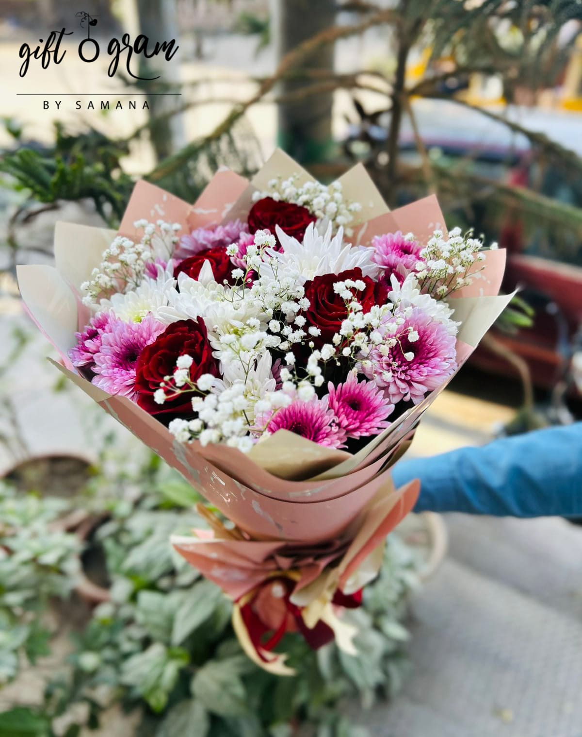 Luxury red roses and pink glades mixed flower bouquet wrapped beautifully for gifting in Karachi Pakistan