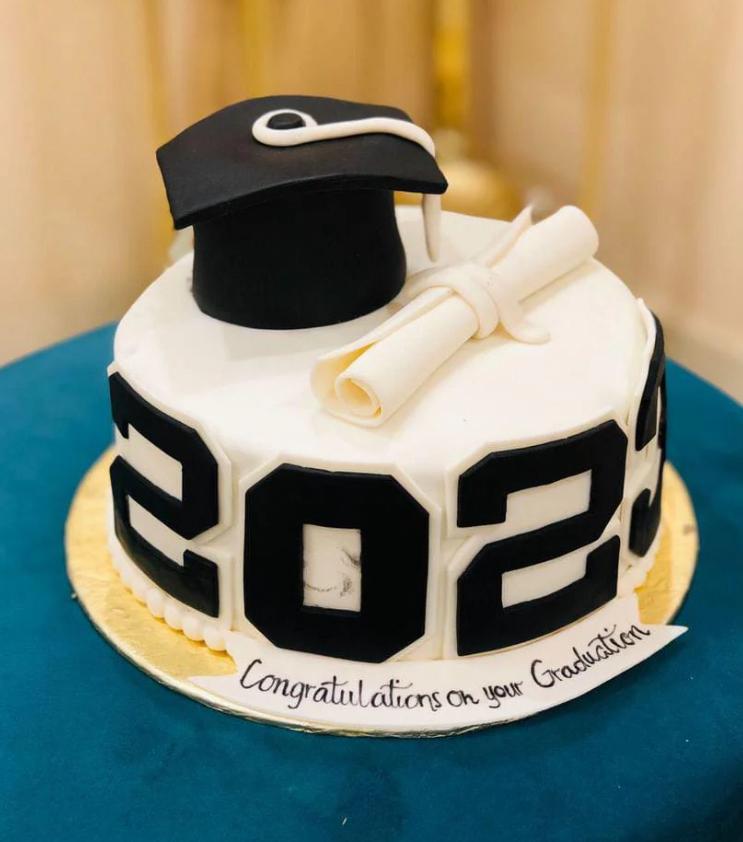 Class of 2025 graduation cake with cap and scroll design