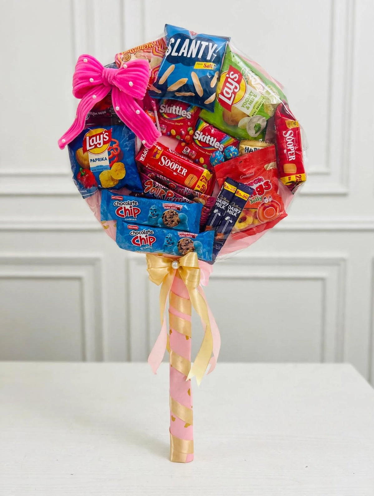Congratulations gift box with roses, chocolates and personalized balloon