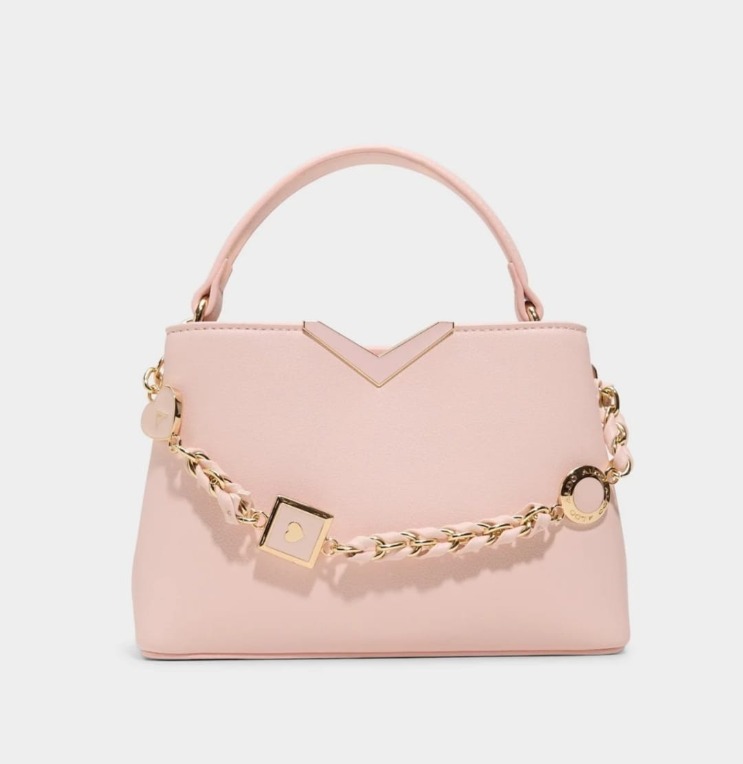 Pink shoulder handbag with gold chain and heart details