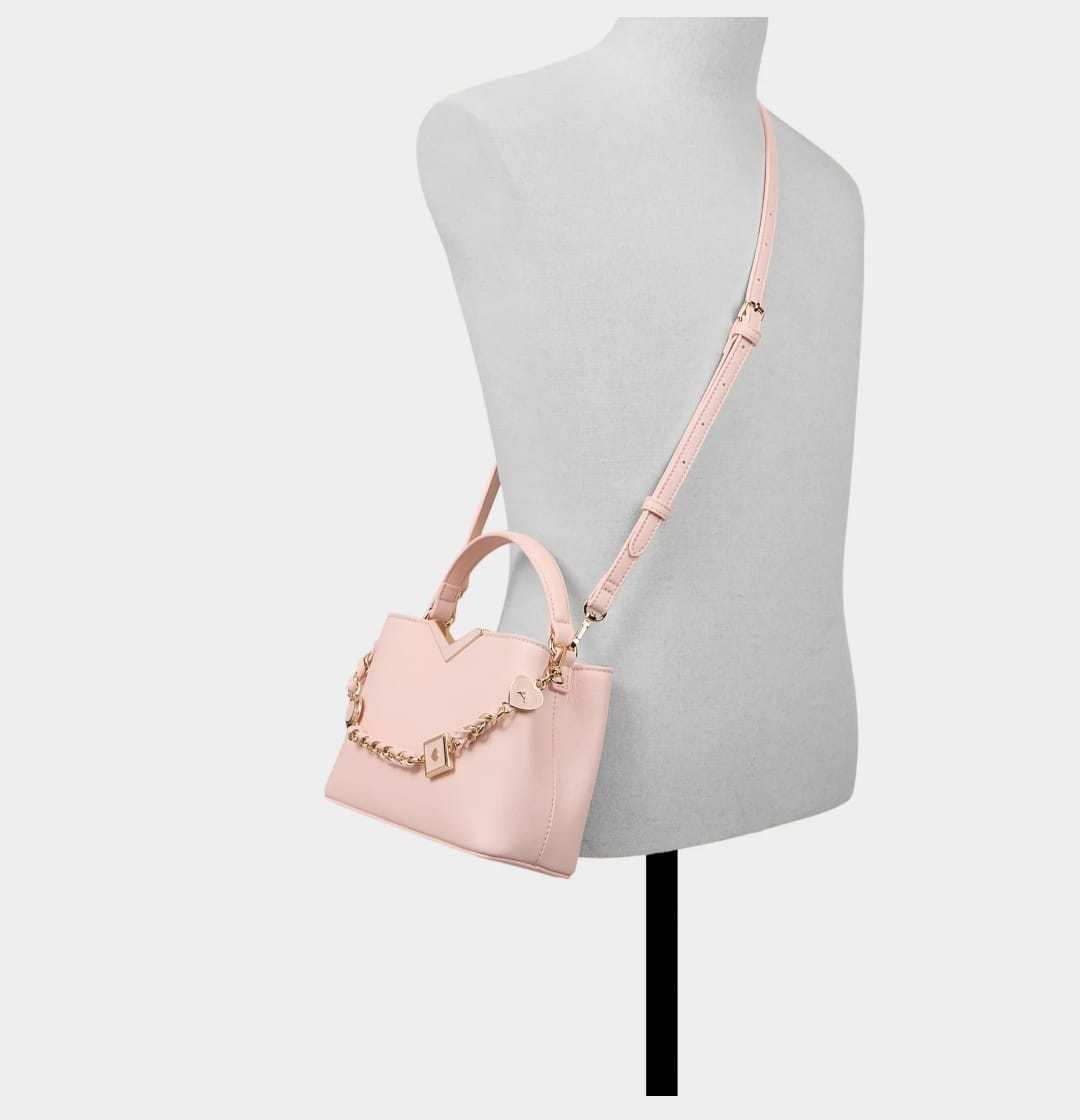 Pink shoulder handbag with gold chain and heart details