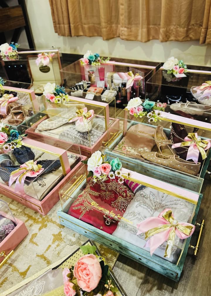 Acrylic Top Gift Tray with Velvet Base