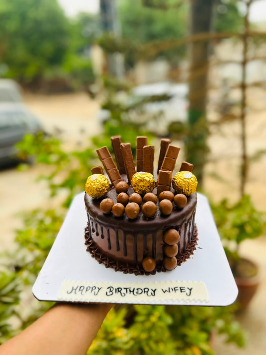 Original Delizia Royal Pineapple Cake featuring soft vanilla sponge, fresh pineapple filling, and whipped cream frosting.