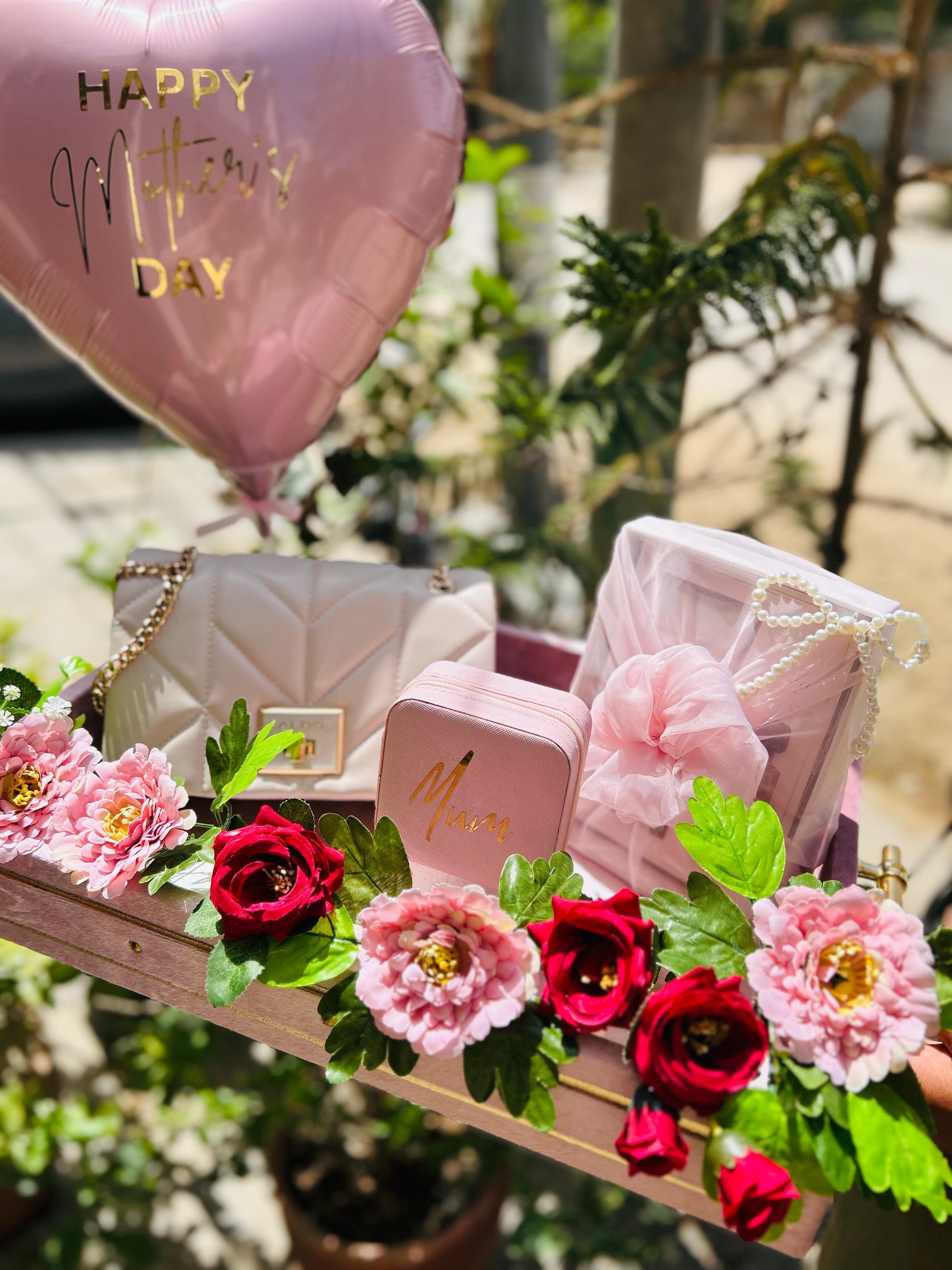 Luxury Mother’s Day hamper for mom in Karachi with premium items