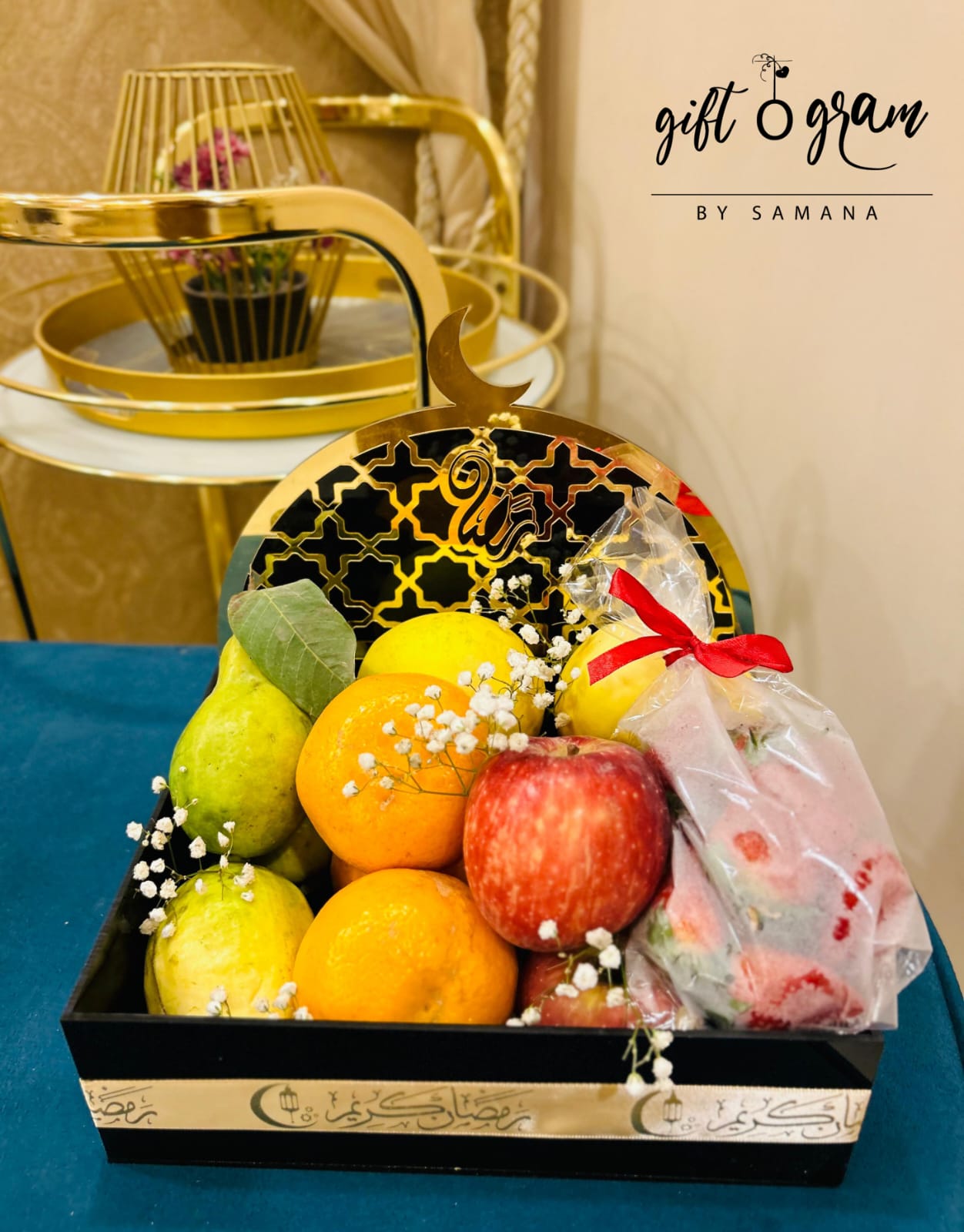 Luxury Ramadan fruit gift basket with fresh apples, oranges and seasonal fruits for healthy iftar gifting by Giftogram