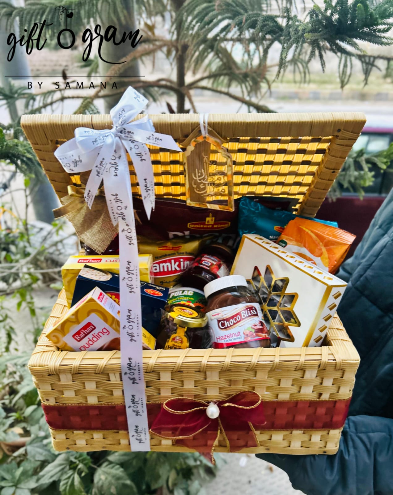 Luxury Ramadan iftar gift basket with snacks, chocolates, dates and premium packaging by Giftogram