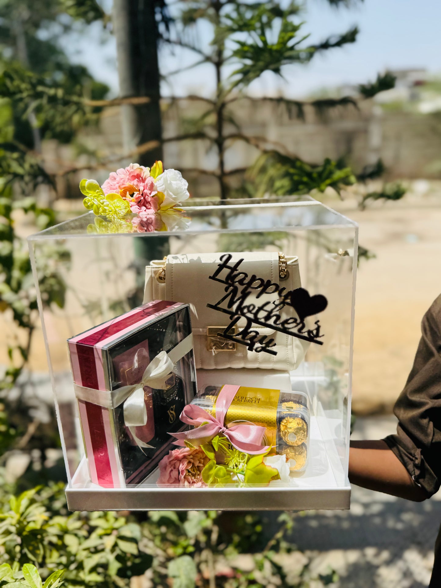 Send luxury acrylic gift box to Pakistan for Mother’s Day from abroad
